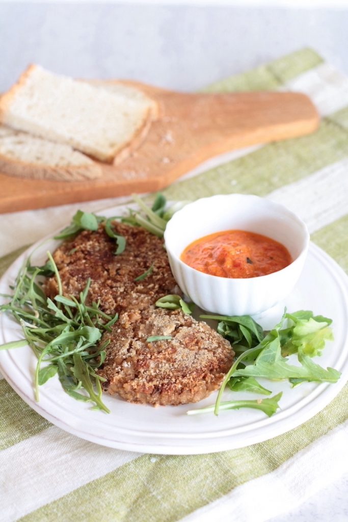 burger di lenticchie con salsa ai peperoni